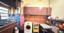 CASA CON DOS LOCALES Y DOS DEPARTAMENTOS EN VENTA EN PARQUE AVELLANEDA