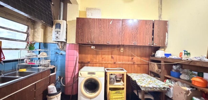 CASA CON DOS LOCALES Y DOS DEPARTAMENTOS EN VENTA EN PARQUE AVELLANEDA