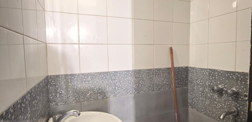 CASA CON DOS LOCALES Y DOS DEPARTAMENTOS EN VENTA EN PARQUE AVELLANEDA