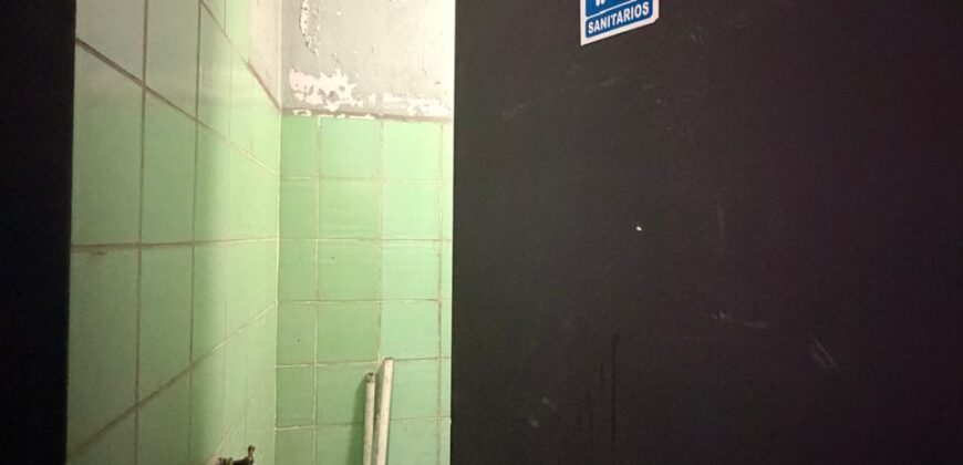 CASA CON DOS LOCALES Y DOS DEPARTAMENTOS EN VENTA EN PARQUE AVELLANEDA