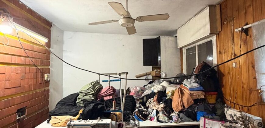 CASA CON DOS LOCALES Y DOS DEPARTAMENTOS EN VENTA EN PARQUE AVELLANEDA