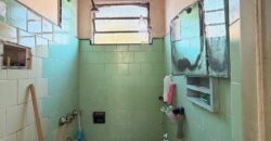 CASA CON DOS LOCALES Y DOS DEPARTAMENTOS EN VENTA EN PARQUE AVELLANEDA