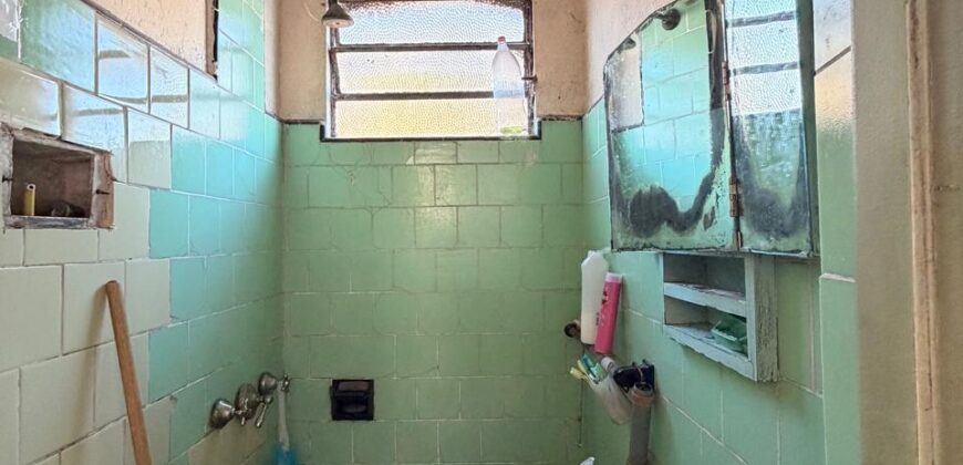 CASA CON DOS LOCALES Y DOS DEPARTAMENTOS EN VENTA EN PARQUE AVELLANEDA