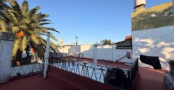 CASA CON DOS LOCALES Y DOS DEPARTAMENTOS EN VENTA EN PARQUE AVELLANEDA