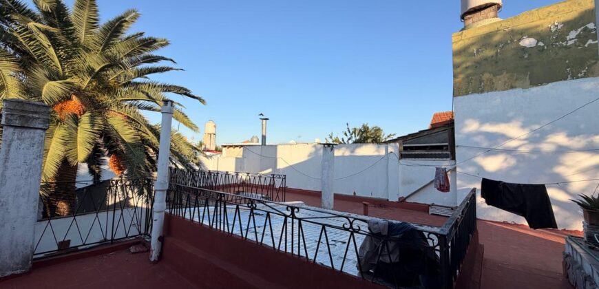 CASA CON DOS LOCALES Y DOS DEPARTAMENTOS EN VENTA EN PARQUE AVELLANEDA