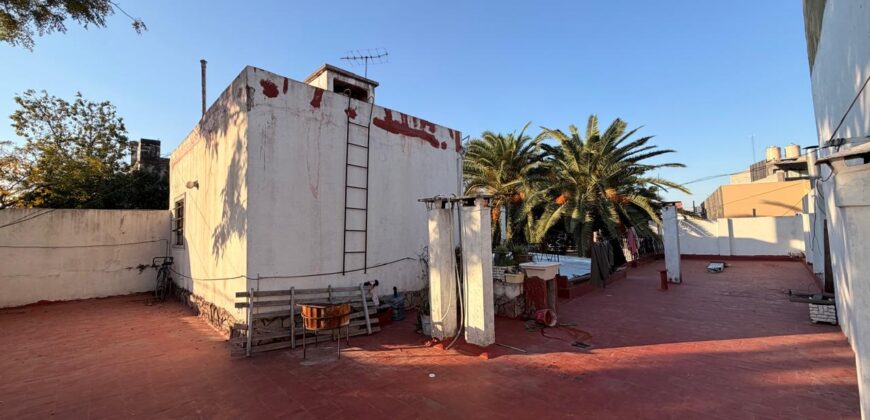 CASA CON DOS LOCALES Y DOS DEPARTAMENTOS EN VENTA EN PARQUE AVELLANEDA