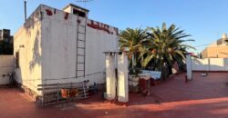 CASA CON DOS LOCALES Y DOS DEPARTAMENTOS EN VENTA EN PARQUE AVELLANEDA