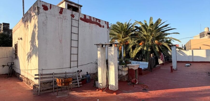 CASA CON DOS LOCALES Y DOS DEPARTAMENTOS EN VENTA EN PARQUE AVELLANEDA