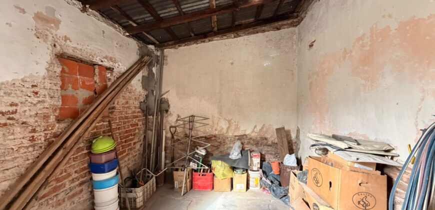 CASA EN VENTA EN ESQUINA CON GARAGE EN VILLA LUGANO