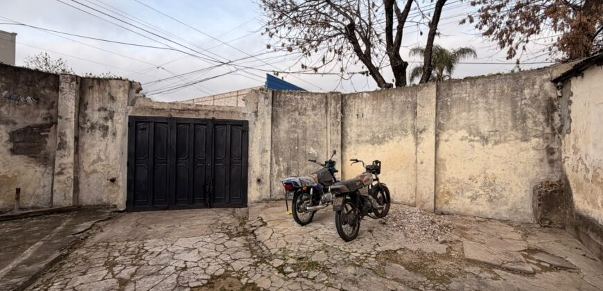 CASA EN VENTA EN ESQUINA CON GARAGE EN VILLA LUGANO
