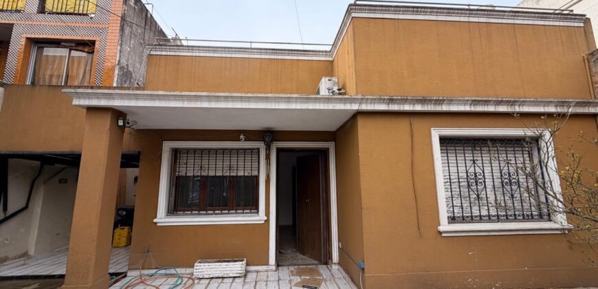 CASA EN VENTA CON GARAGE Y JARDIN EN VILLA LUGANO. A METROS DE AV. ROCA Y AV. GENERAL PAZ