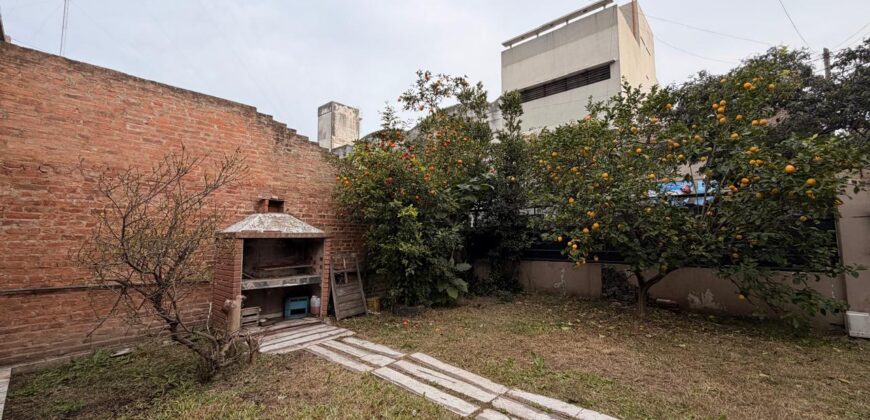 CASA EN VENTA CON GARAGE Y JARDIN EN VILLA LUGANO. A METROS DE AV. ROCA Y AV. GENERAL PAZ