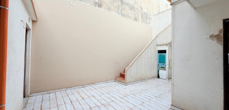 CASA EN VENTA CON GARAGE Y JARDIN EN VILLA LUGANO. A METROS DE AV. ROCA Y AV. GENERAL PAZ