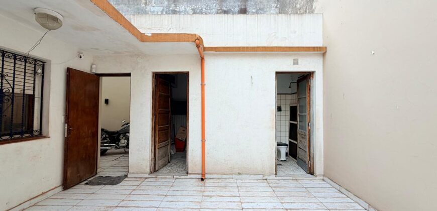 CASA EN VENTA CON GARAGE Y JARDIN EN VILLA LUGANO. A METROS DE AV. ROCA Y AV. GENERAL PAZ