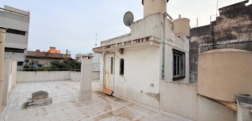 CASA EN VENTA CON GARAGE Y JARDIN EN VILLA LUGANO. A METROS DE AV. ROCA Y AV. GENERAL PAZ