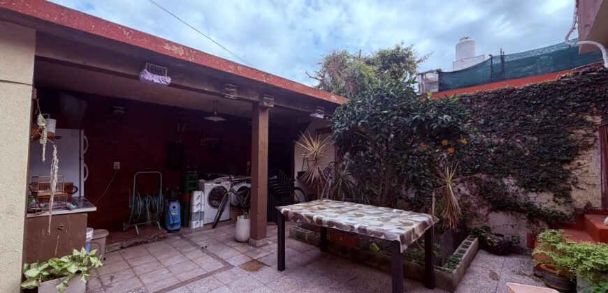CASA EDIFICADA EN DOS PLANTAS CON PATIO Y TERRAZA EN EL BARRIO PIEDRABUENA
