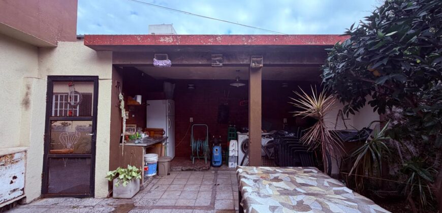 CASA EDIFICADA EN DOS PLANTAS CON PATIO Y TERRAZA EN EL BARRIO PIEDRABUENA