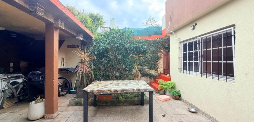 CASA EDIFICADA EN DOS PLANTAS CON PATIO Y TERRAZA EN EL BARRIO PIEDRABUENA