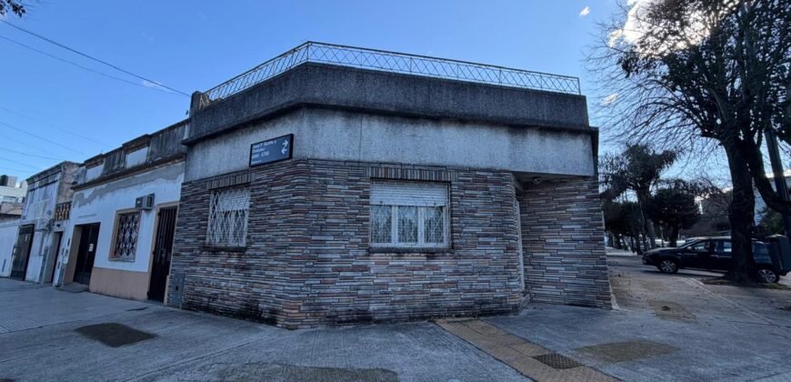 CASA EN VENTA LOTE PROPIO VILLA LUGANO SOBRE MONTIEL GARAGE CUBIERTO