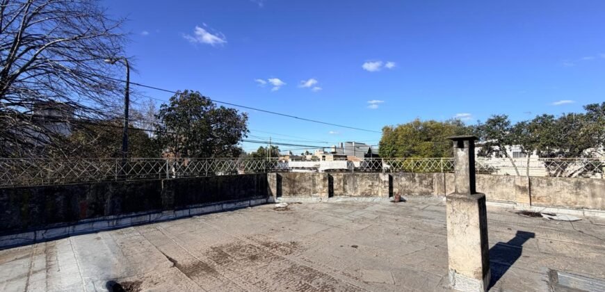 CASA EN VENTA LOTE PROPIO VILLA LUGANO SOBRE MONTIEL GARAGE CUBIERTO