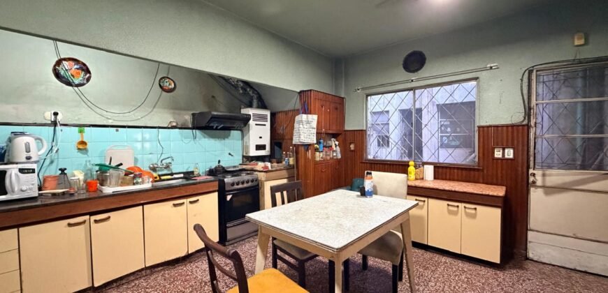 CASA EN VENTA LOTE PROPIO VILLA LUGANO SOBRE MONTIEL GARAGE CUBIERTO