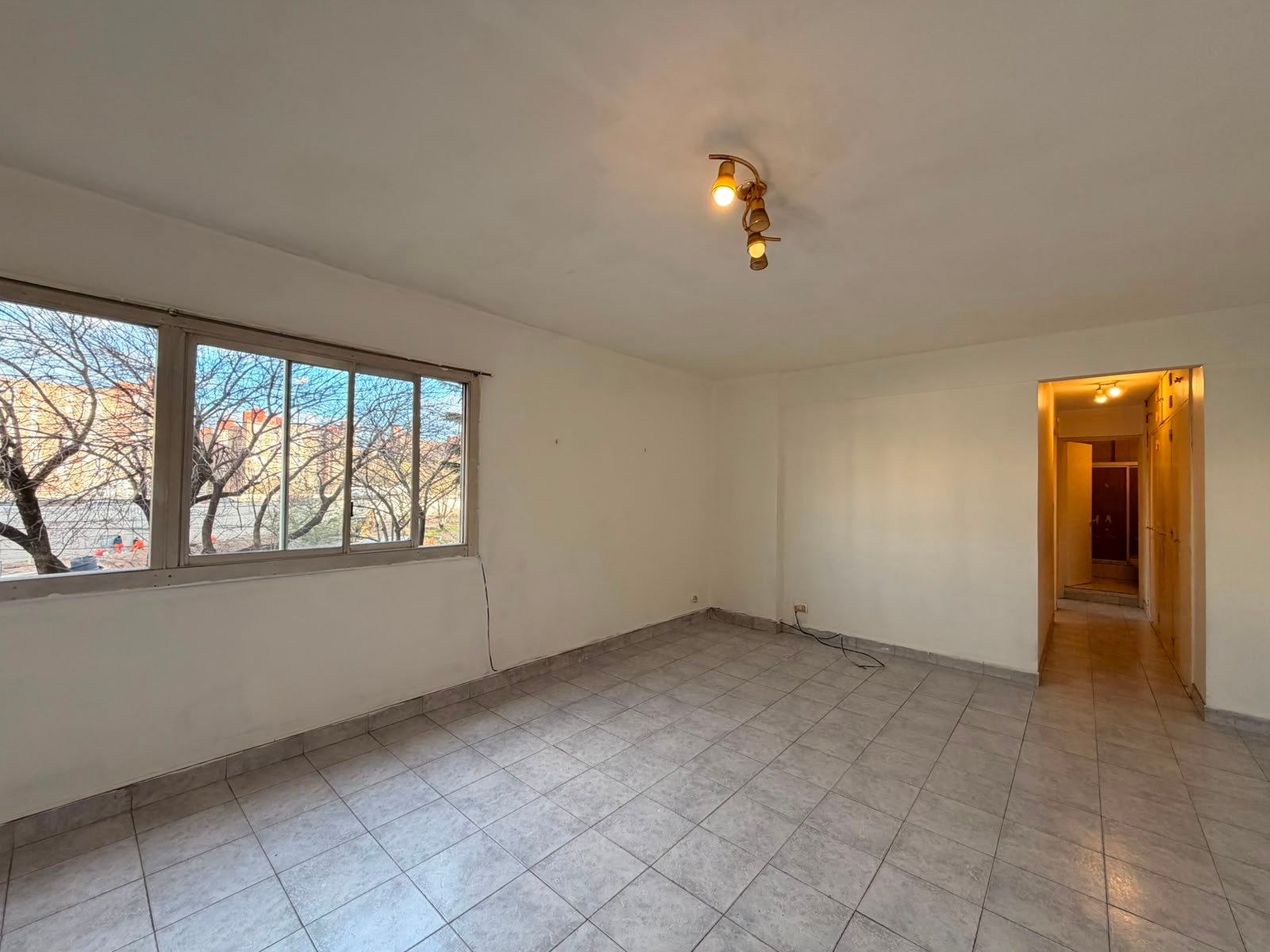 Tres Ambientes En Excelente Estado En Barrio Castro