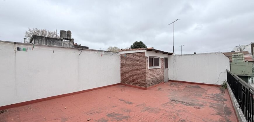 PH EN VENTA DE TRES AMBIENTES CON TERRAZA Y PATIO EN VILLA LURO