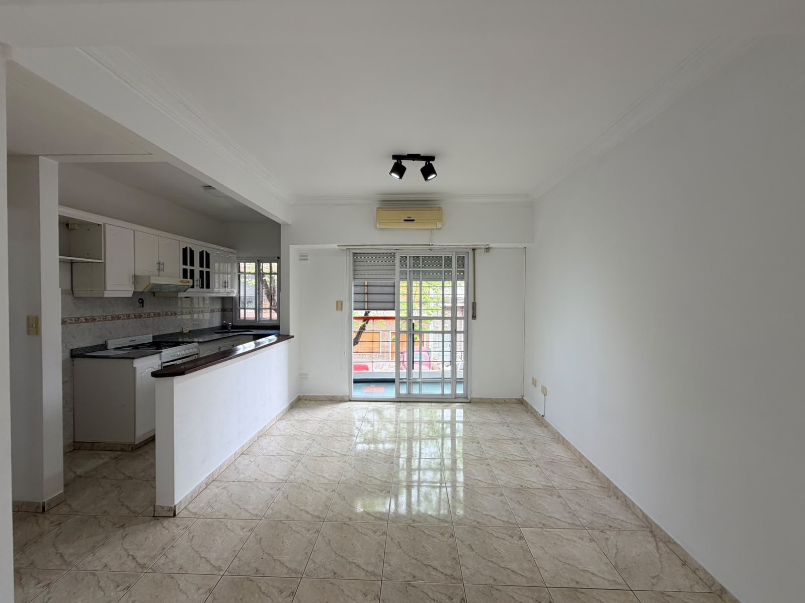 TRES AMBIENTES CON TERRAZA Y BALCON EN VENTA EN LINIERS SOBRE JOSE LEON SUAREZ
